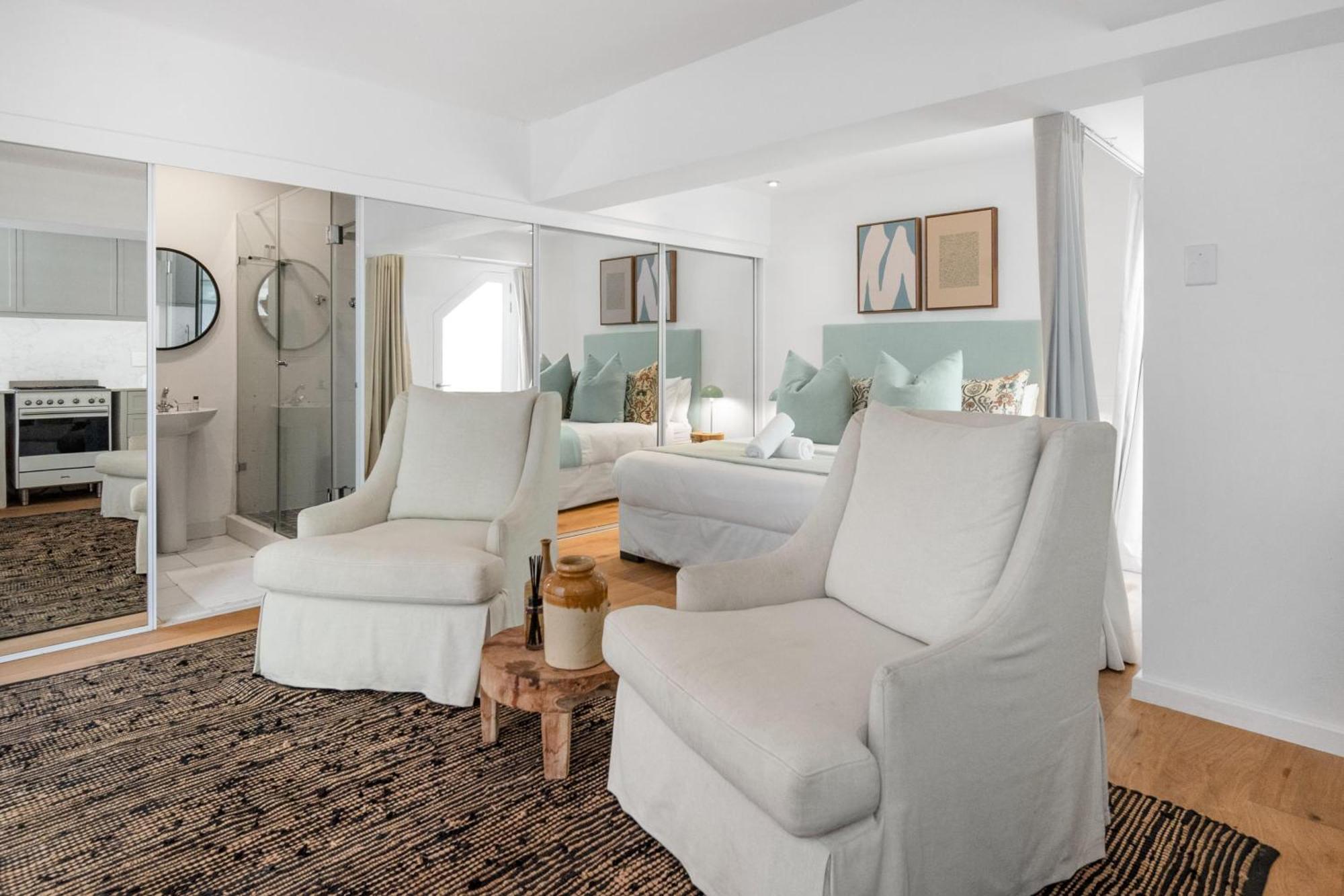 Point Charming With Patio